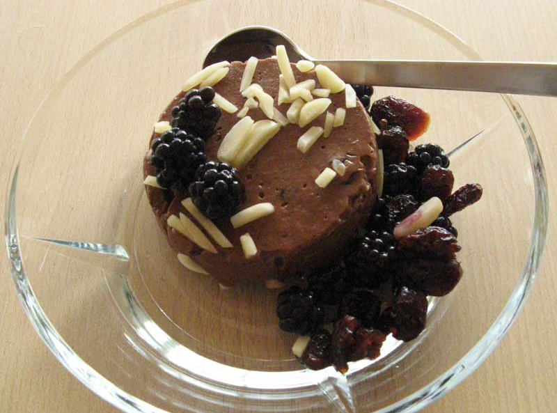 Dessert med grød og mørk chokolade