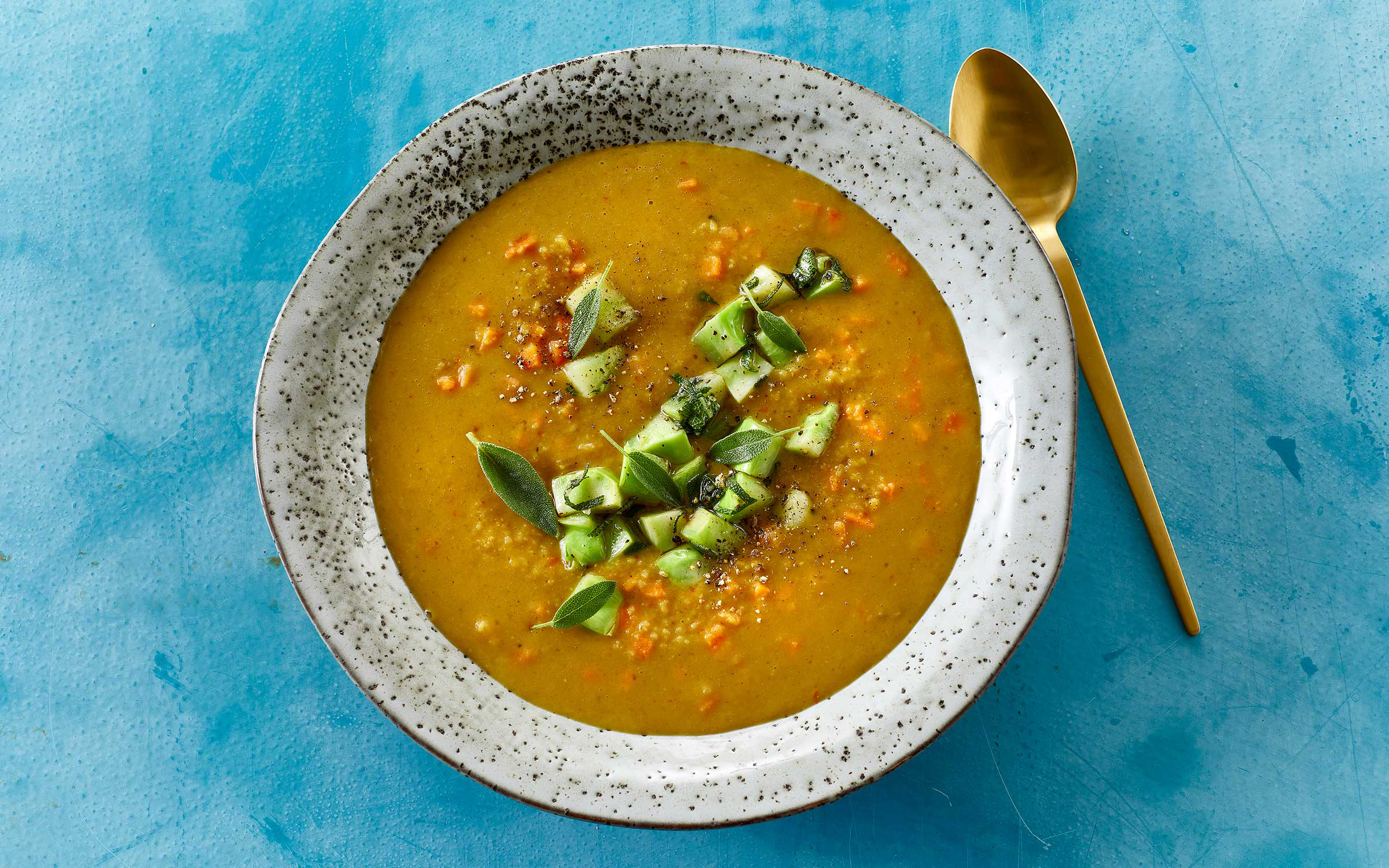 Karrysuppe med lime og gule ærter