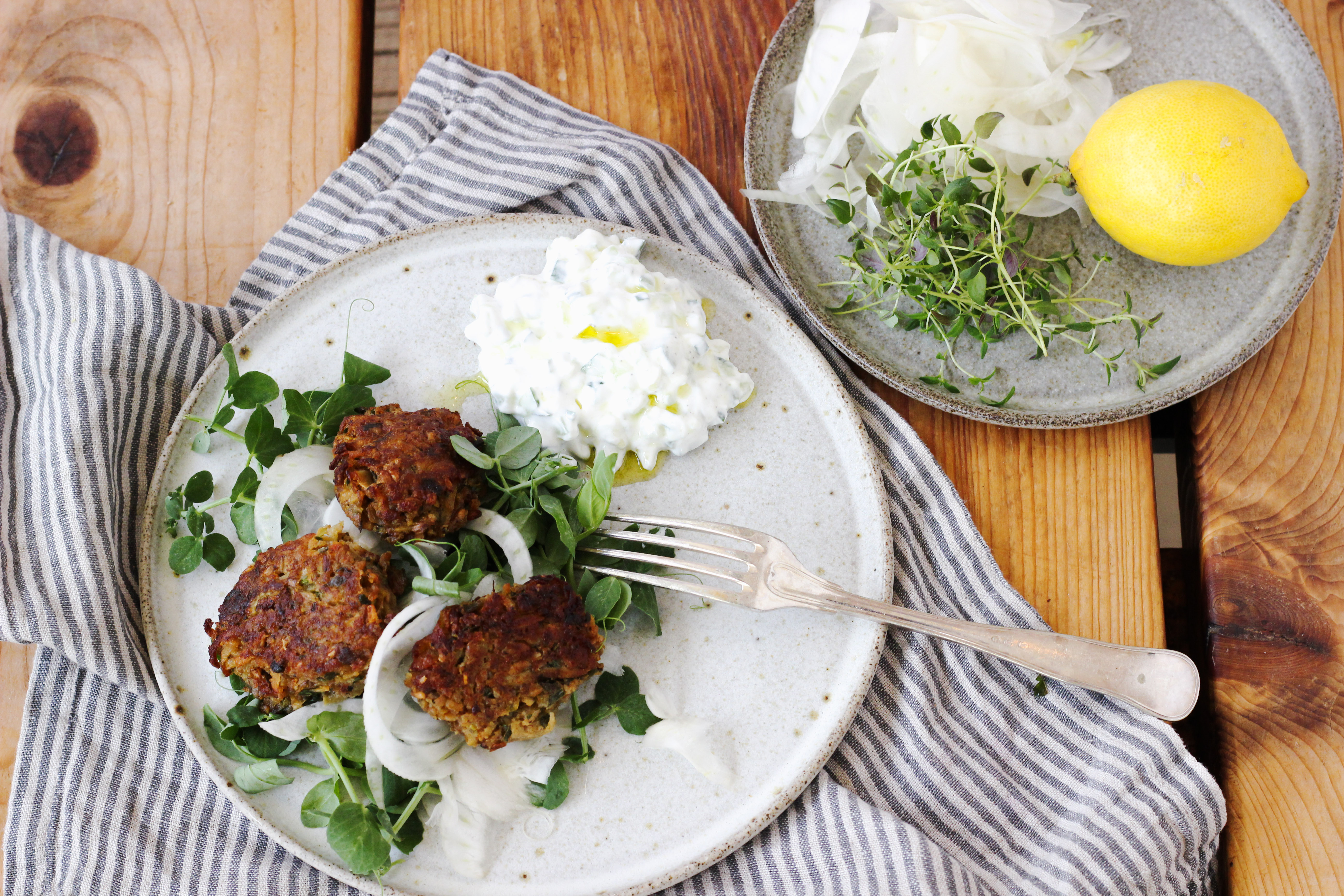 Kornfrikadeller med porrer, kartofler og persille